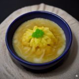资深编辑陈默之的侧面工作照，他正在对着多个标签分类页面进行内容架构整理，眼神专注，背景为简洁的深色办公室